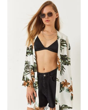 Blumenbedruckter, weit geschnittener Kimono mit Schalkragen