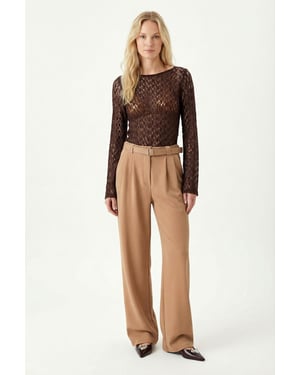 Hoch taillierte weite Beinhosen mit Schnalle
