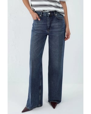 Weite Denim-Jeans mit rohem Abschluss
