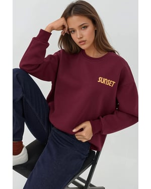 Bestickter Rundhals-Pullover mit erhobenem Design