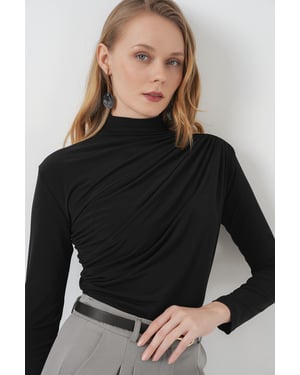 Taillierte Rollkragenbluse mit Drapé-Detail