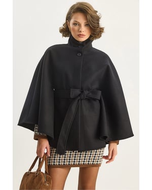 Poncho-Mantel mit Bindegürtel