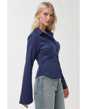 Tailliertes Langarmshirt