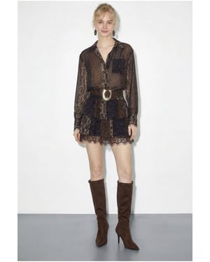 Musteriertes Tüllkleid mit Spitzendetails, Gürtel und Rüschen