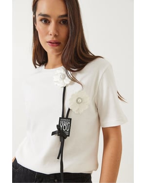 Gemustertes Rundhalsausschnitt-T-Shirt mit Accessoire-Detail