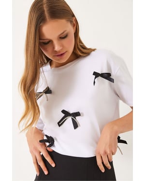 Musterndes Cropped T-Shirt mit Accessoire-Detail