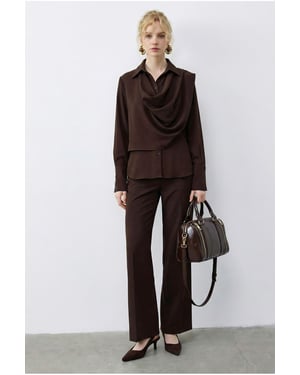 Schal-detaillierte Bluse und hochtaillierte weite Hose Zweiteiliges Set