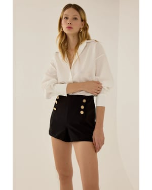 Schwarze Shorts mit goldenen Knopfdetails