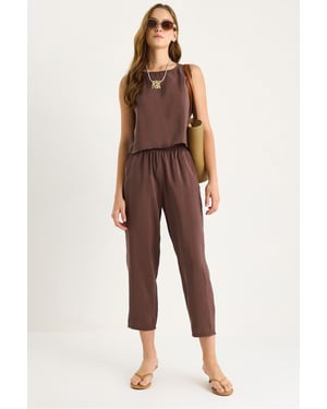 Ärmelloses Crew-Neck-Bluse und Karottenhose Set