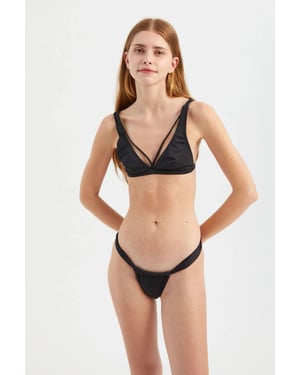 Bikini-Set mit tragefester, dreieckiger Form und brasilianischem Unterteil