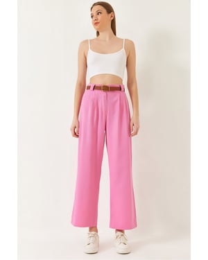 Hosen mit weitem Bein und Gürtel