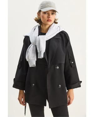 Knopfverzierter Midi-Trenchcoat