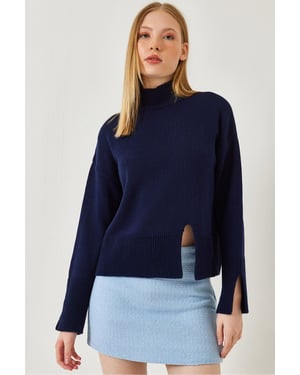 Lässiger Rollkragenpullover mit Schlitz