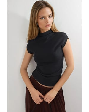 Busem Figurbetonte Strickbluse mit Stehkragen und kurzen Ärmeln - Schwarz