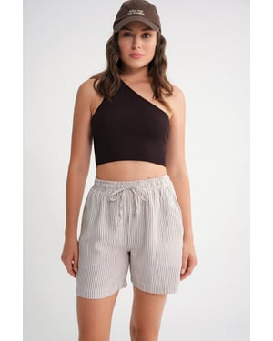 Hochgeschnittene gestreifte weite Shorts
