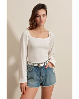 Taillierte Texturbluse mit quadratischem Kragen und Rüschendetail