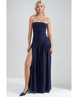 Trägerloses Maxikleid mit Schlitz
