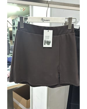 Hochtaillierter Mini-Skort mit Schlitz