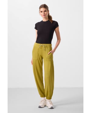 Hose mit mittlerer Taille aus Krepp und Taschen, relaxed-fit