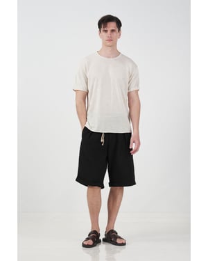Hüfthohen, mit Gürtel versehenen Baumwollshorts