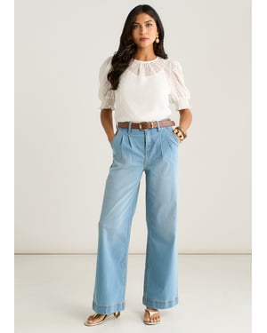 Hellblaue Jeans mit Falten und weitem Bein