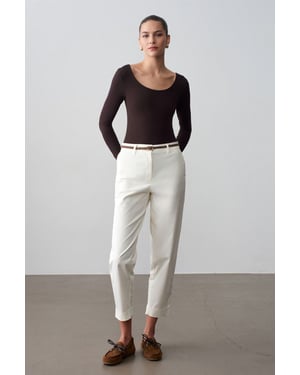 Gecurvte Gabardine-Chinos mit Gürtel und geradem Bein