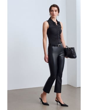 Hochtaillierte Leggings aus Kunstleder mit ausgestelltem Bein
