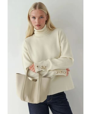Dicker Pullover mit goldenen Knopfdetails