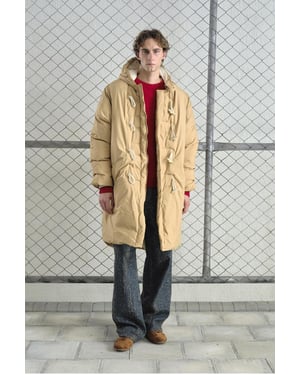 Langer, kapuzenbesetzter Daunenparka mit Taschen
