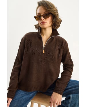 Bestickter Pullover mit Reißverschlusskragen