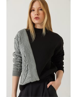 Musteriger halbhoch geschlossener Rippstrickpullover