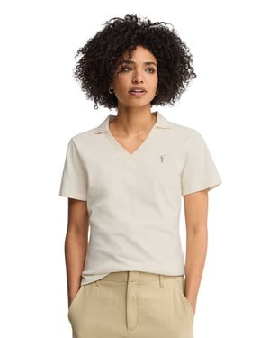Cotolino-Poloshirt ecru mit knopflosem Kragen und Rigby Go Stickerei