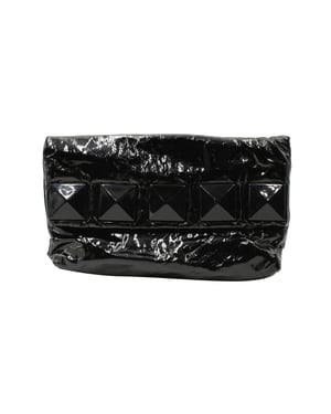 Marc Jacobs Clutch mit Nieten aus schwarzem Lackleder