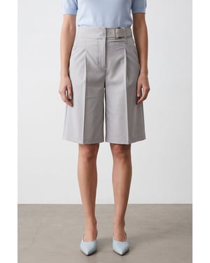 Hochtaillierte, weit geschnittene, maßgeschneiderte Shorts mit Gürtel