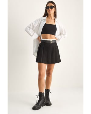 Hochtaillierter Mini-Skorts mit Gürtel