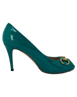 Gucci New Hollywood Horsebit Peep Toe Pumps aus türkisfarbenem Lackleder