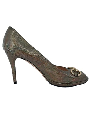 Gucci Holographic Crackle New Hollywood Horsebit Peep Toe Pumps aus goldfarbenem Leder