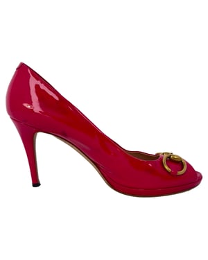 Gucci New Hollywood Horsebit Peep Toe Pumps aus rosa Lackleder