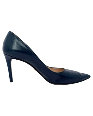 Prada Pumps mit spitzem Zehen in navyblauem Glanzleder