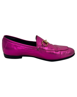 Gucci Jordaan Slipper mit Horsebit aus metallic-pinkem Leder
