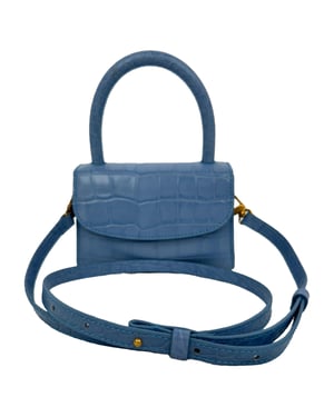 Mini-Henkeltasche von By Far aus hellblauem Leder mit Krokodilprägung