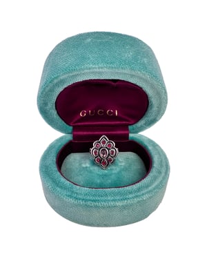 Gucci Ring mit roter Kristallblume aus silberfarbenem Metall