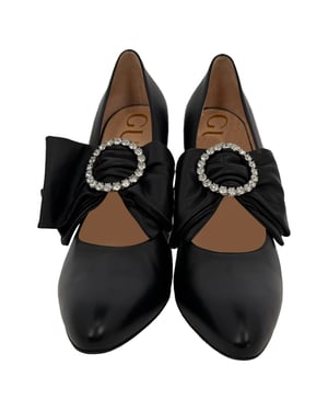 Gucci Elaisa Pumps aus schwarzem Leder mit Schleifendetail und Kristallverzierungen