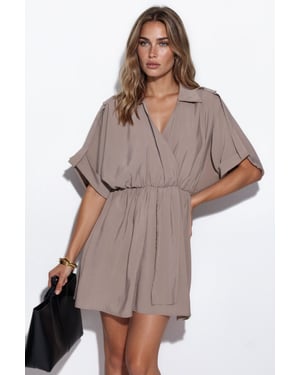 Strukturiertes Mini-Wickelkleid