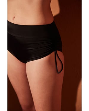 Hochgeschnittene geraffte Hipster-Bikini-Hosen