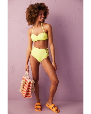 Hochgeschnittene Hipster-Bikini-Höschen mit Ausschnitten