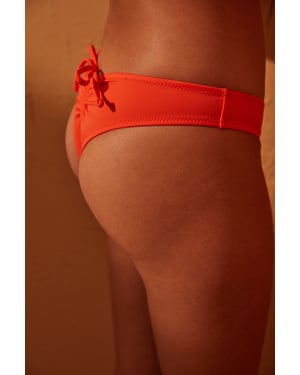 Tief geschnittene brasilianische Bikini-Hosen