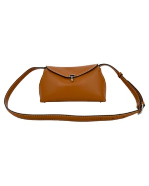 Totême T‑Lock Clutch aus genarbtem Leder - Cognac