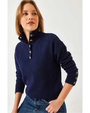 Lässiger Cropped Pullover mit Knopfkragen