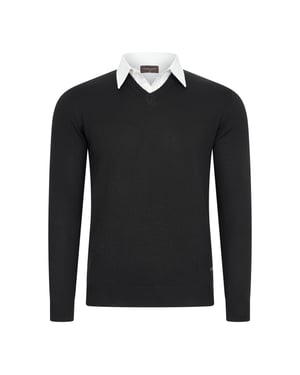 Cappuccino Italia Mock Pullover für Herren. Der Mock Pullover besteht aus 50% Baumwolle und 50% Acryl und hat eine normale Passform. Der Pullover hat einen Hemdkragen, der an den Pullover angenäht ist. Marke: Cappuccino ItaliaModellname: Mock Pullover (mit Hemdkragen)Kategorie: Pullover für HerrenMaterialien: Baumwolle, AcrylFarbe: schwarz, grau